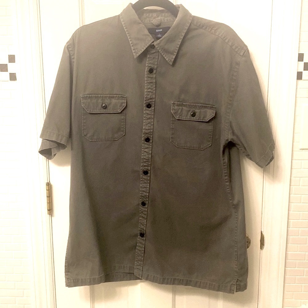 Gap Khaki Green 💯 cotton short sleeve down shirt. Size Large.